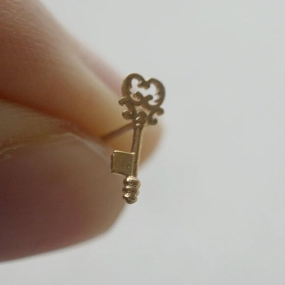 New in a box- 10k solid gold tiny heart key earrings - Picture 6 of 8